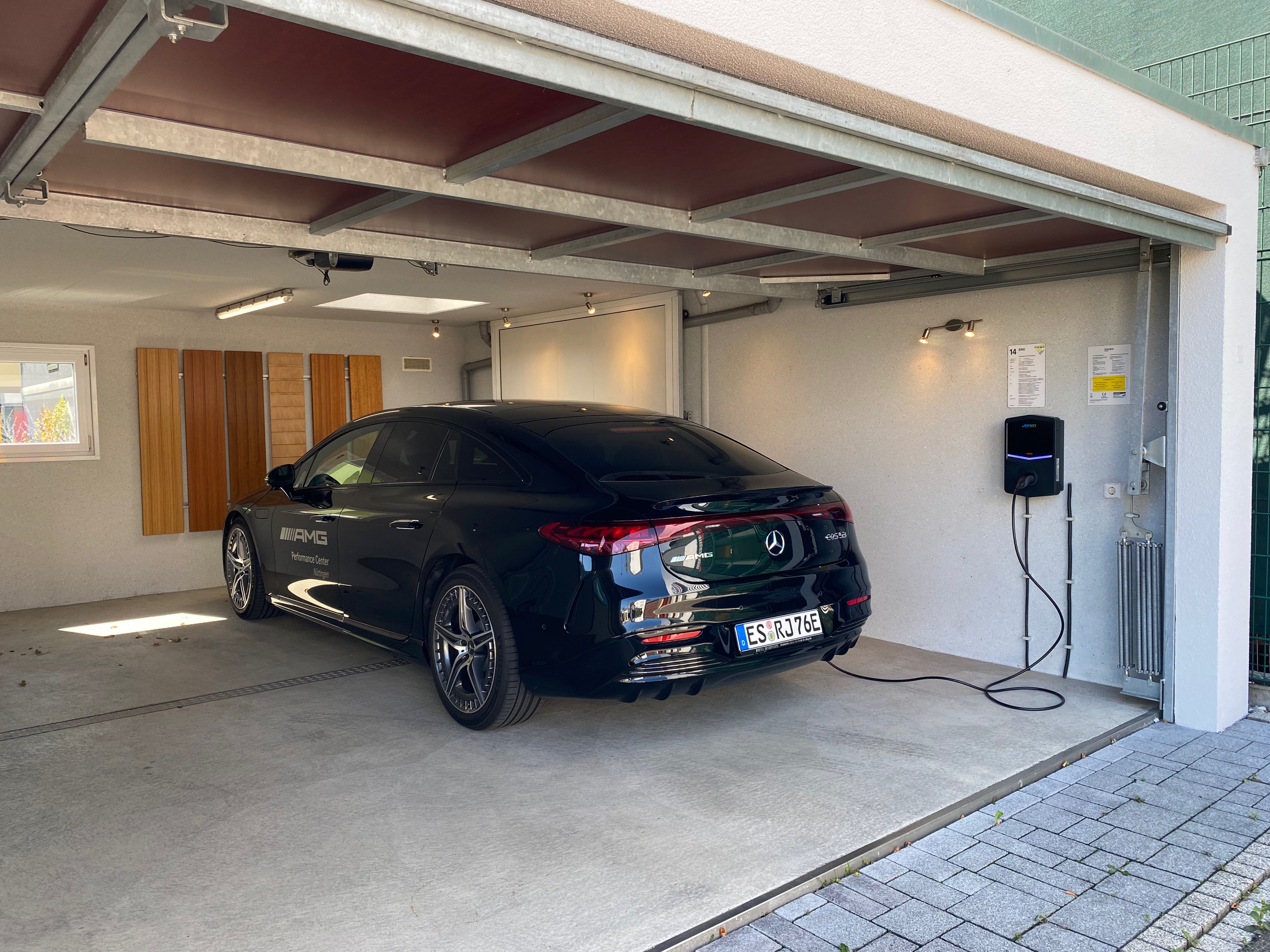 blaue Garage mit zwei parkenden Autos